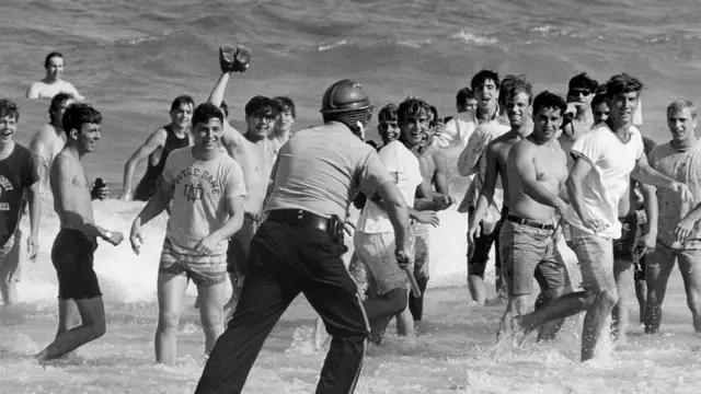 Turistas y autoridades en los años 80