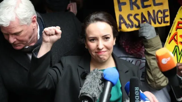 خطيبة أسانج