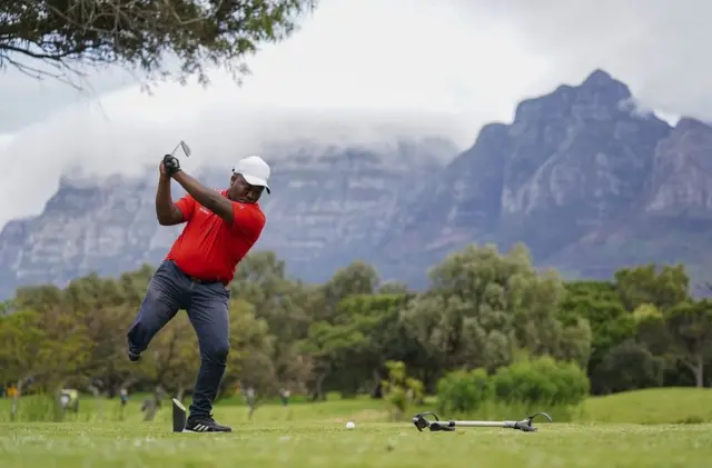Simo Mdudu da ke da kafa guda ya daki kwallon Golf a wasannin da ake yi a Afrika Ta Kudu a gasar Sarki David Mowbray da ake yi ta masu bukata ta musamman a Cafe Town a ranar 27 ga watan Satmba 2021.