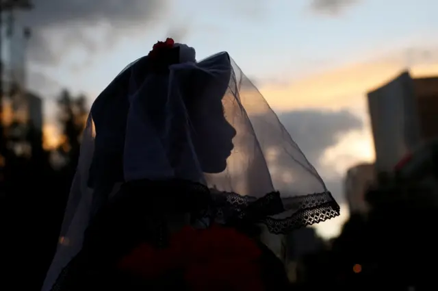 طفلة ترتدي غطاء للرأس والوجه