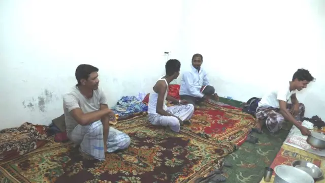 पुलवामा में अपने किराए के कमरे में बिहार से आए मज़दूर