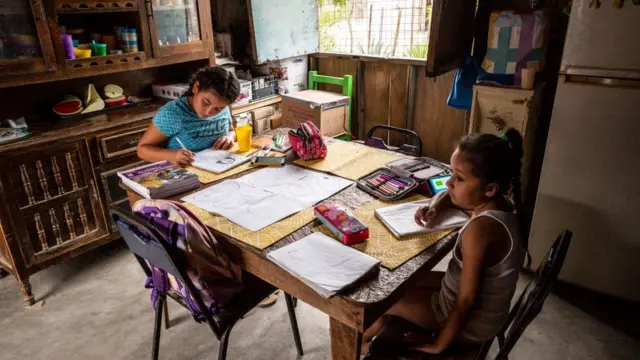 Niñas mexicana estudiando en casa