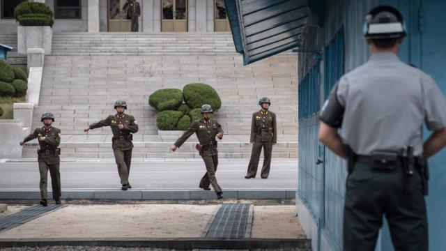 在板门店站岗的朝鲜和韩国士兵