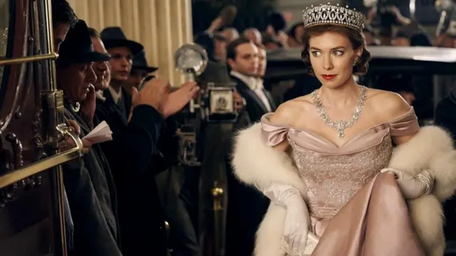 В одной из сцен сериала воссоздан классический наряд принцессы - от тиары до мехов