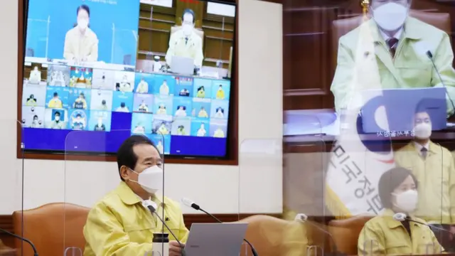 정세균 국무총리가 2일 오전 서울 종로구 정부서울청사에서 열린 신축년 새해 첫 '코로나19 중대본 회의'에 참석해 모두발언을 하고 있다