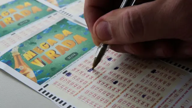 Mãe ganha R$ 6,9 mi na loteria após jogar com aniversário dos