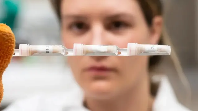 يستخدم العلماء عينات من البراز لإعادة تزويد الأمعاء بتوازن صحي من الميكروبات