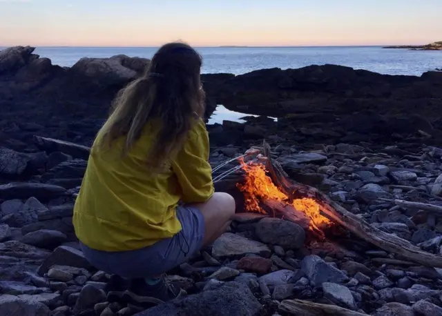 إمرأة على الشاطيء