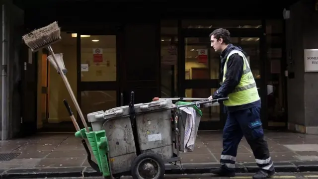 Кое-кто опасается, что введение базового дохода затруднит поиски кандидатов на общественно важные, но непрестижные виды работы