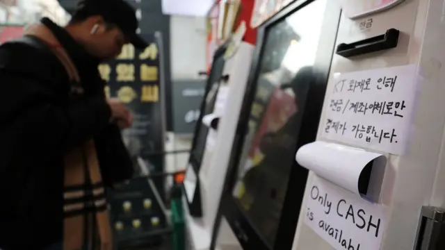 서울 서대문구 신촌의 한 상점에 카드결제 불가 안내문이 부착돼 있다