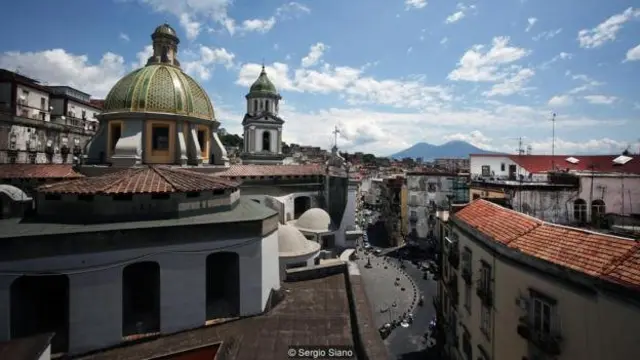 Melihat ke bawah dari jembatan yang melintas dari utara ke selatan di alun-alun, jelas terlihat bahwa Rione Sanità terletak di lembah.