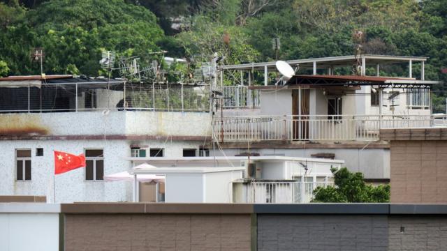 香港元朗一片原居民村内的疑似违章建筑（BBC中文网图片10/1/2018）