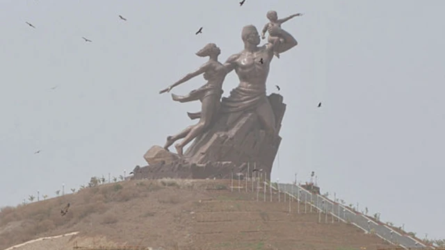 Le monument de la Renaissance africaine est bâtie sur l'une des collines des Mamelles de Dakar.