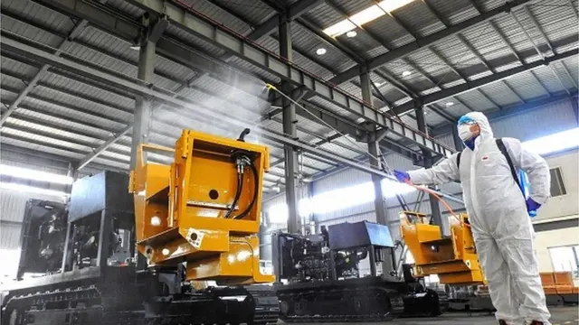 Поки китайські фабрики закриті, на них дезінфікують обладнання