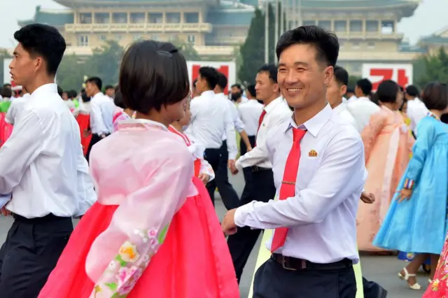 朝鲜民众集体在平壤街头载歌载舞（朝中社图片9/9/2017）