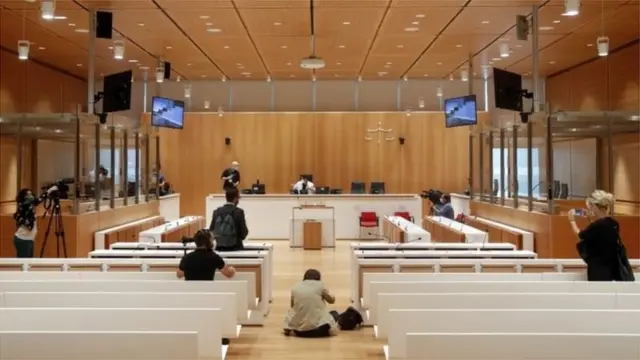 Duruşma Paris Adliyesi'nde görülüyor.