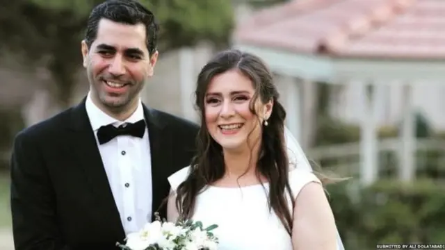 ਇੰਜੀਨੀਅਰ ਸਿਆਵਸ਼ ਘਾਫ਼ੌਰੀ-ਅਜ਼ਰ ਵਿਆਹ ਕਰਵਾ ਕੇ ਪਤਨੀ ਸਾਰਾ ਮਮਾਨੀ ਨਾਲ ਘਰ ਵਾਪਸ ਜਾ ਰਹੇ ਸਨ।