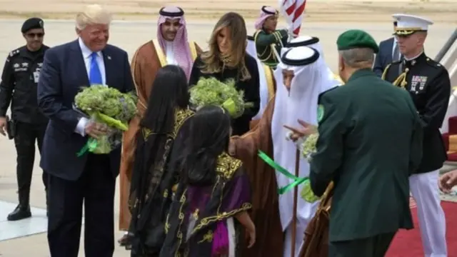 અમેરિકાના પ્રમુખને આવકારી રહેલા સાઉદી અરેબિયાના રાજવીઓ