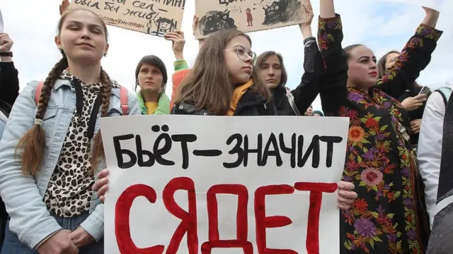 Митинг в поддержку сестер Хачатурян в Санкт-Петербурге
