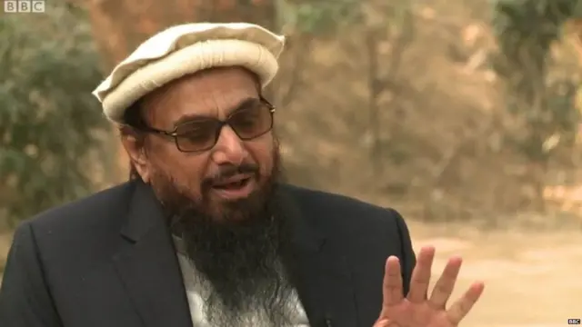 બીબીસીના સંવાદદાતા સાથે વાત કરતા હાફિઝ સઈદ