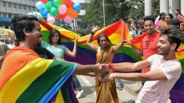 လိင်တူချင်း တိမ်းညွတ်သူတွေဟာ ခွဲခြားမှုတွေ ခံနေရဆဲ