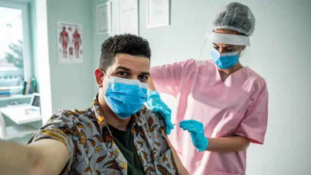 Hombre siendo vacunado