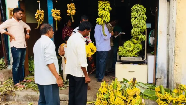 ਕੇਲੇ ਖਰੀਦ ਰਹੇ ਵਿਅਕਤੀ