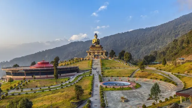 Una atracción turística con un buda en Sikkim.