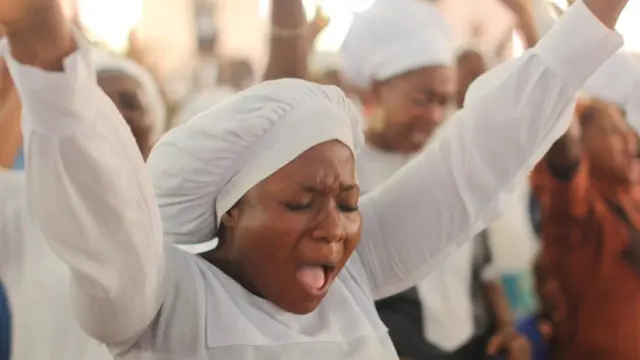 Awọn to n gbadura lasiko isin ninu ijọ CCC Genesis