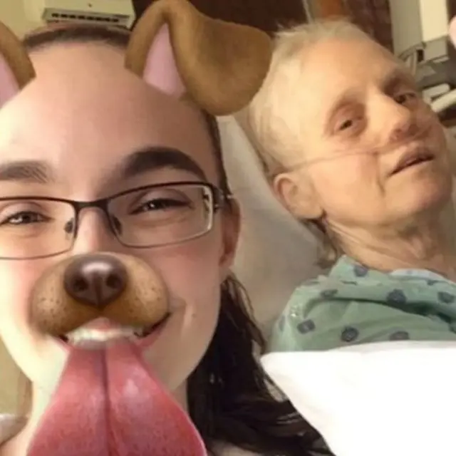 حنّا اپنی والدہ پیگی سمرس کے ساتھ