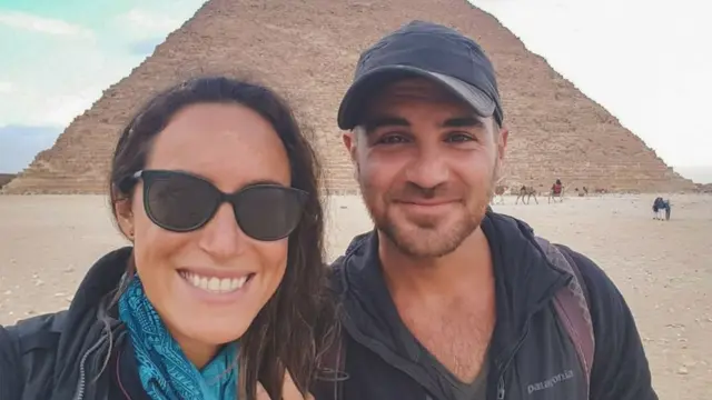 Lauren Geoghegan e Jay Austinroleta de números 1 a 50frente a uma pirâmide