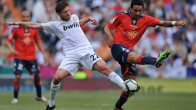 جواد نکونام از اوساسونا و ژابی آلونسو از رئال مادرید در سال ۲۰۱۰