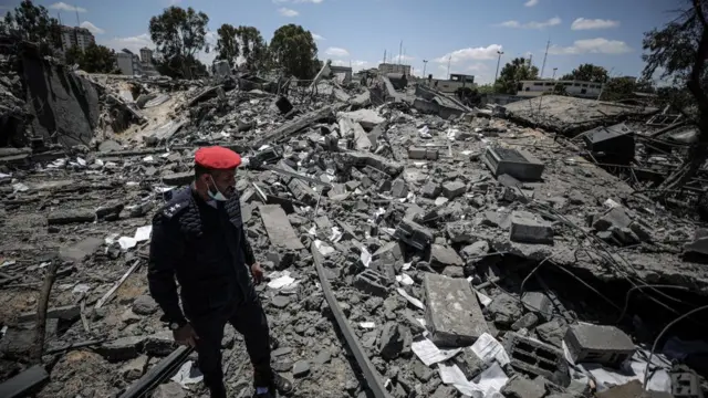 قوات الأمن الفلسطينية تعمل على إبطال مفعول ذخائر غير منفجرة متبقية من الهجمات الإسرائيلية على قطاع غزة