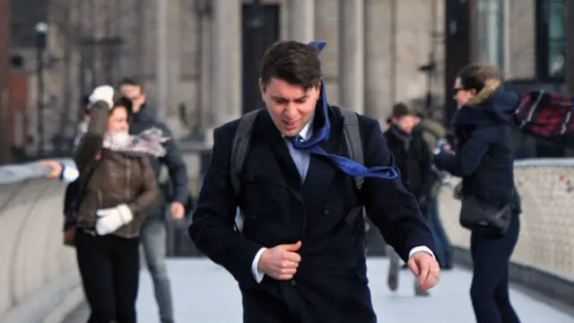 люди на мосту Тысячелетия