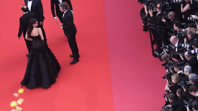 پنه‌لوپه کروز روی فرش قرمز در کنار اصغر فرهادی