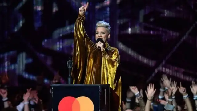 Пінк з промовою на сцені