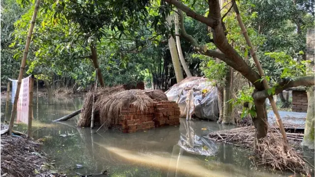 बाढ़ का पानी और पीड़ित परिवार