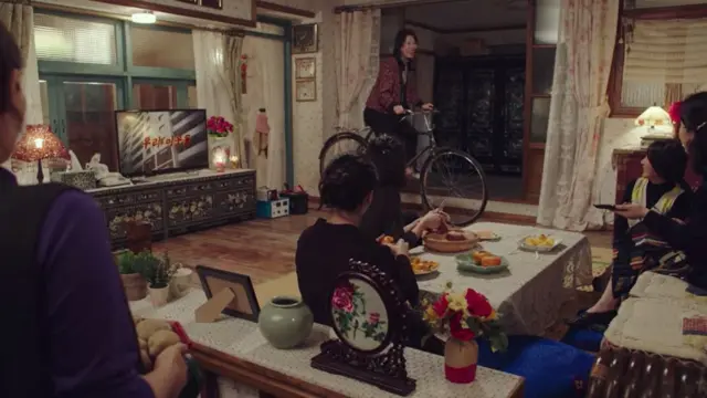 극 초반 마을에 정전 되는 모습이 여러 차례 등장했다