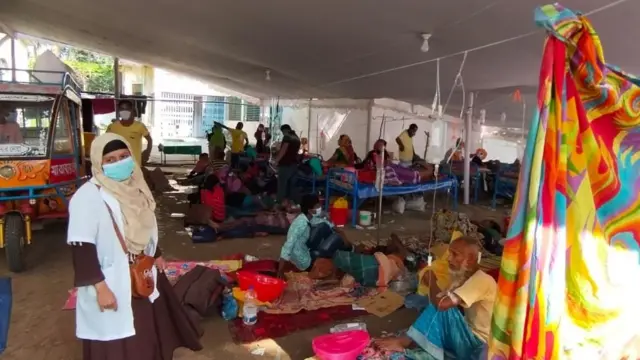 ভেতরে জায়গা না পেয়ে বাইরে এমন করে শয্যা তৈরি করে চিকিৎসা নিয়েছে অনেক রোগী