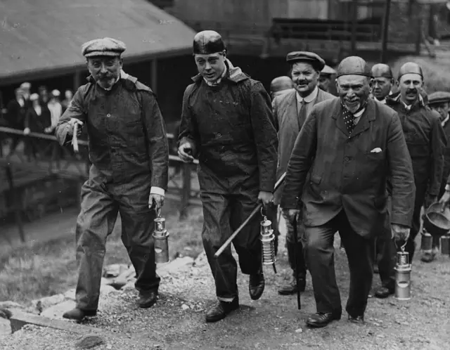 Принц Уэльский с шахтерами