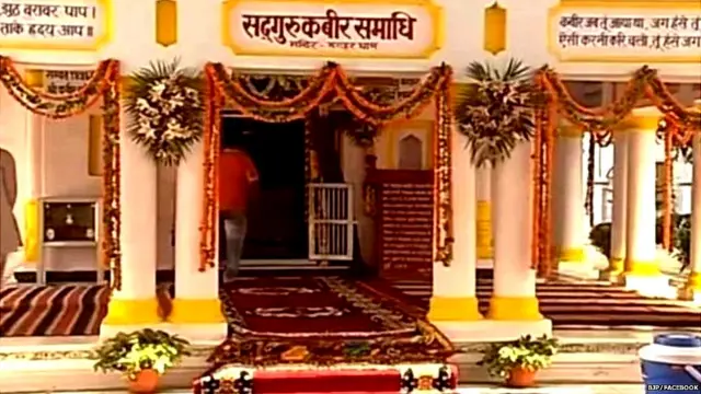 ਮਗਹਰ (ਪੂਰਬੀ ਉੱਤਰ ਪ੍ਰਦੇਸ਼, ਜਿੱਥੇ ਕਬੀਰ ਦੀ ਮੌਤ ਹੋਈ ਸੀ) ਵਿੱਚ ਉਨ੍ਹਾਂ ਦੀ ਸਮਾਧ।