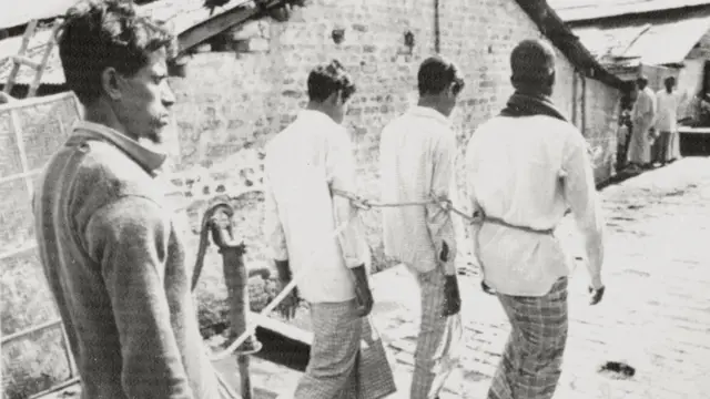 ১৯৭১এ পাকিস্তানী বাহিনীকে সহায়তার অভিযোগে কয়েকজনকে ধরে নিয়ে যাওয়া হচ্ছে : ফাইল ছবি