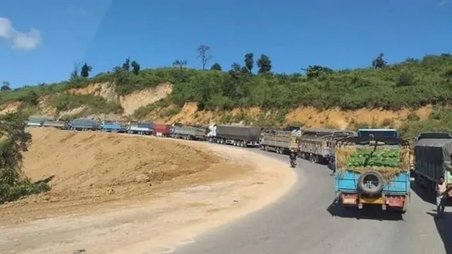 တရုတ်နယ်စပ်မှာ စောင့်နေတဲ့ ဖရဲကားတန်းကြီး