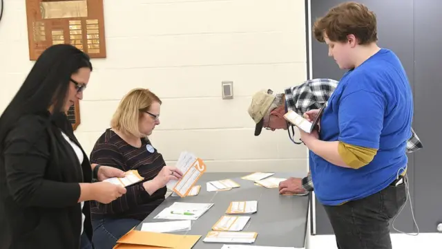 Voluntarios cuentan los resultados del caucus en Iowa.