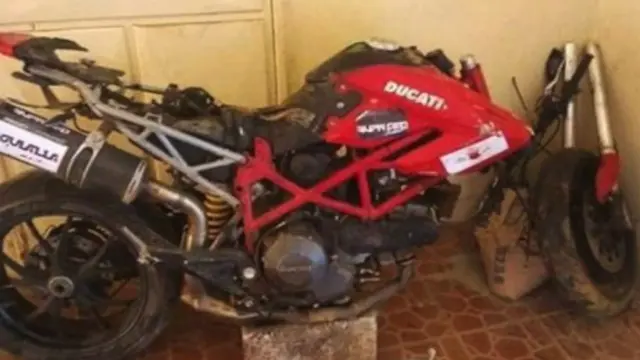 La moto de Supa Ced après l'accident