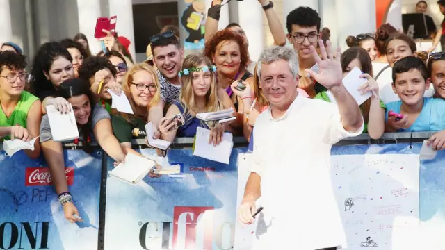 Baricco y público que le pide autógrafos.