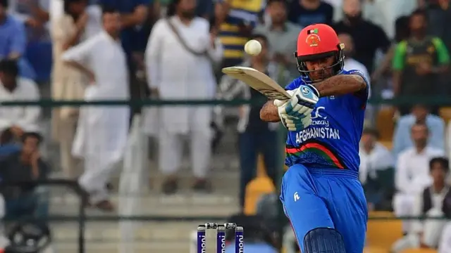 11ویں اوور میں نواز کو دوسری کامیابی اس وقت ملی جب محمد شہزاد 20 رنز پر کپتان سرفراز کو کیچ دے بیٹھے۔