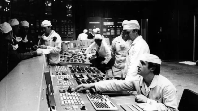 Працівники на щиті управління