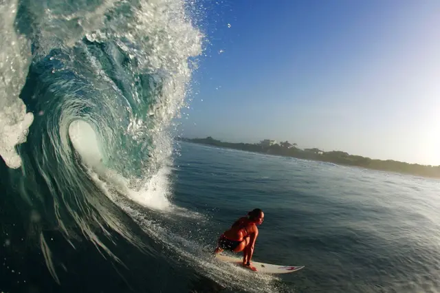 Surfista pega onda na Costa Rica