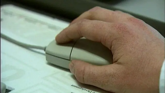 Aworan ọwọ to di eroja ẹrọ ayarabiasa kọnputa mu.